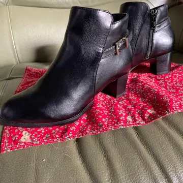 지퍼 달린 블랙 부츠 S 사이즈