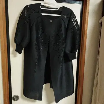 블랙 스팽글 비즈 퍼프 슬리브 가디건 벨튜베리 새상품급