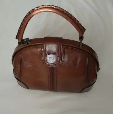 브라운 가죽 핸드백