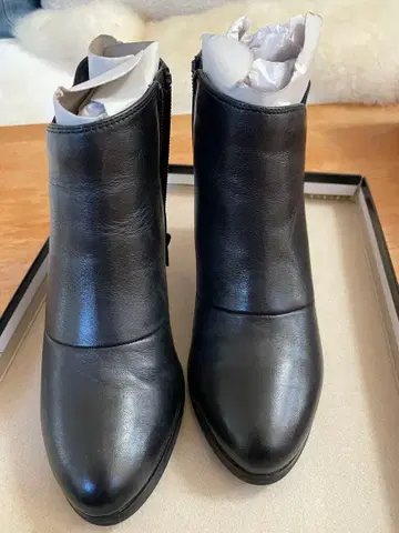 블랙 가죽 부티 중간 힐