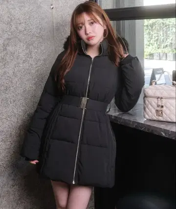 퍼 달린 블랙 다운 자켓 LIP SERVICE