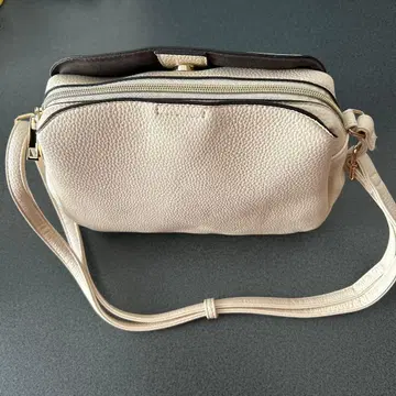 아이보리 숄더백 합성 피혁