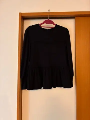 보더스 앳 발코니 네이비 프릴 밑단 긴팔 셔츠