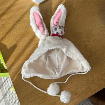 토끼 귀 달린 폼폼 모자