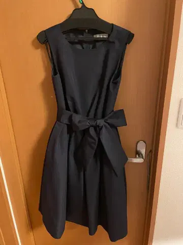 네이비 슬리브리스 드레스 허리 리본 포함
