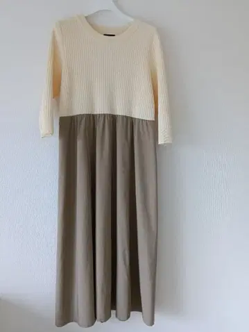 새상품급 인디비 월드 크림베이지 니트 도킹 원피스