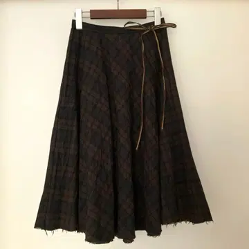 [ TSUNODA ] 스커트