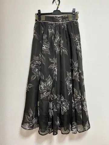 [재가격 인하!] 아푸와이저 리셰 스커트 꽃무늬 블랙 S