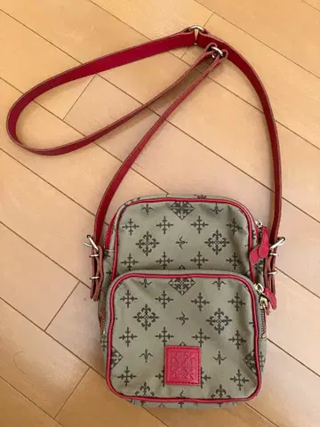 러셋 플로럴 패턴 숄더백 베이지