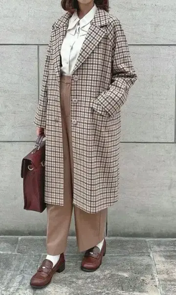 베이지 계열 체크 빅 체스터 코트 안나더앙제