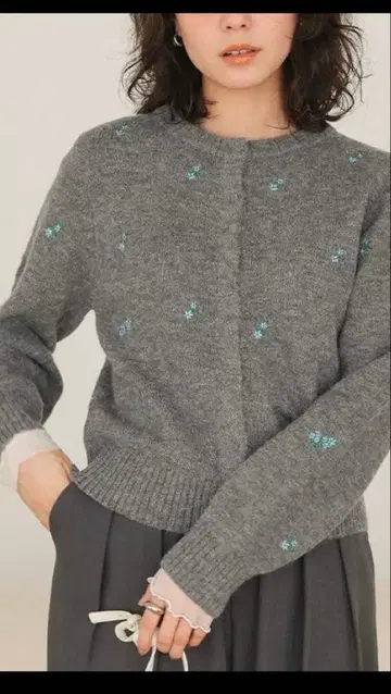 알파카 터치 플라워 자수 가디건