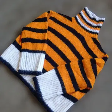 오렌지와 블랙 스트라이프 터틀넥 니트