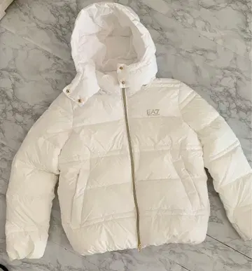 새상품 미사용 EA7 화이트 다운 자켓 후드 부착 M 사이즈