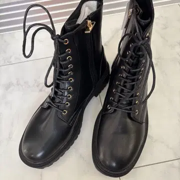 블랙 지퍼 달린 미디엄 부츠 ( 사이즈 M )