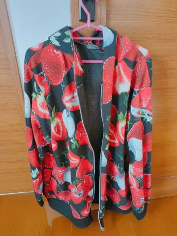 TRAVAS TOKYO 딸기 무늬 풀 집업 후드티