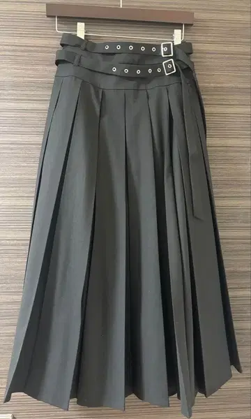 HARE 블랙 플리츠 스커트