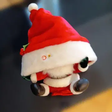 모자를 올리고 노래하는 산타