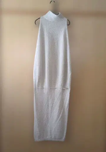 베이지 슬리브리스 니트 원피스