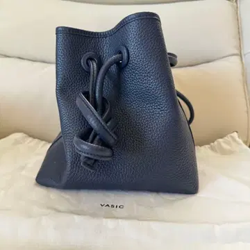 VASIC 한정 컬러 네이비 가죽 핸드백