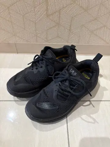 KEEN WK400 블랙 스니커즈 24.5cm