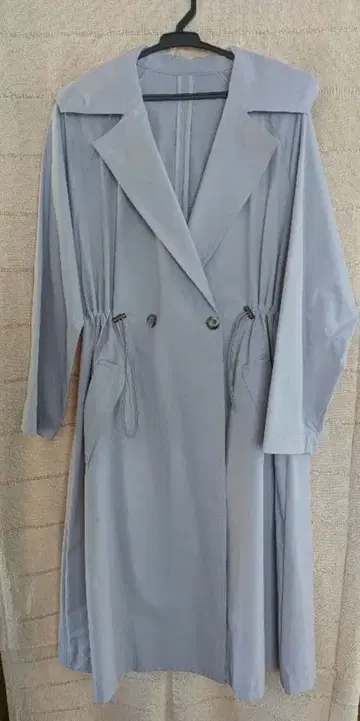 후드 부착 라이트 그레이 트렌치코트