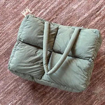 올리브 그린 퀼팅 다운 백