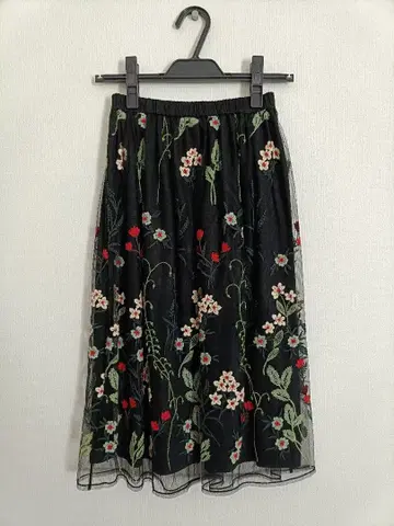 Sybilla 꽃무늬 자수 튤 개더 스커트