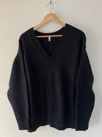 Spick and Span 네이비 V넥 니트 스웨터