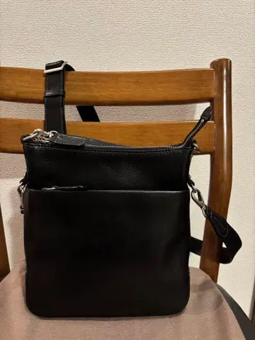 블랙 가죽 숄더백