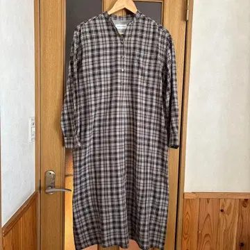 체크 무늬 긴팔 셔츠 원피스