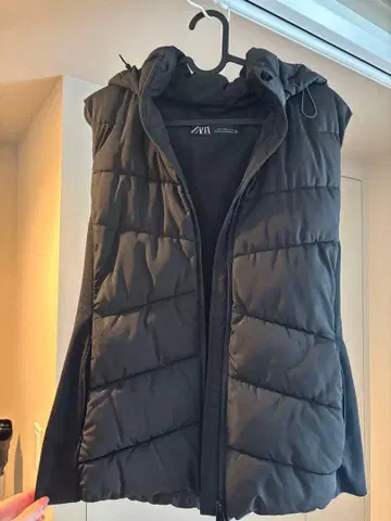 블랙 후드 부착 다운 베스트