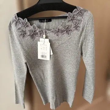 택 포함 미사용 새상품 재스그리티 넥라인 자수 V 니트