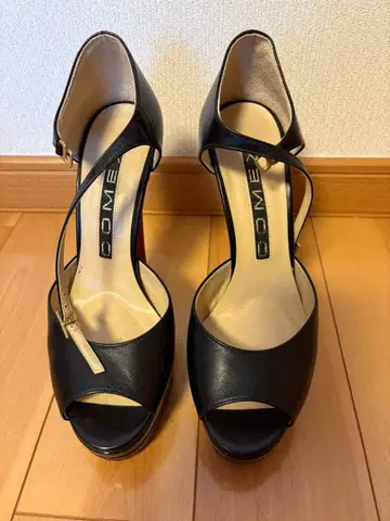 COMEX 블랙 오픈토 하이힐 펌프스