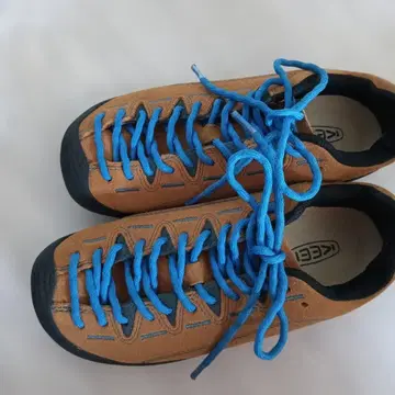 KEEN 브라운 스웨이드 스니커즈