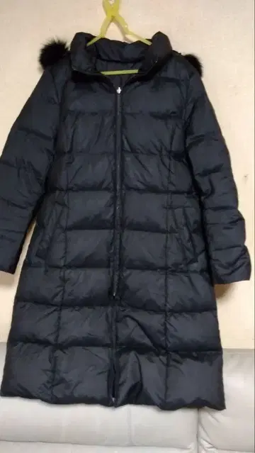 퍼 달린 블랙 롱 다운 자켓