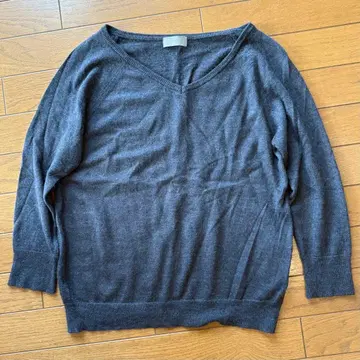 마가렛호웰 다크 그레이 V넥 니트