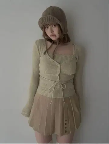 Delta button tops beige andmary