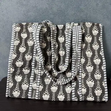 새상품 블록 프린트 그레이 대용량 퀼트 백