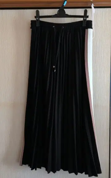 쿨 카리안 블랙 플리츠 스커트 사이드 라인