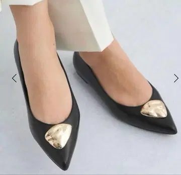 블랙 가죽 플랫슈즈 골드 장식