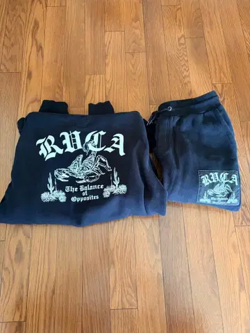 RVCA의 블랙 후드티, 팬츠 상하의 세트 스콜피온 디자인.