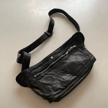 블랙 가죽 숄더백 프론트 포켓 부착