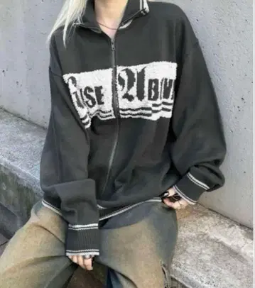 세다클 배색 로고 드라이버스 니트