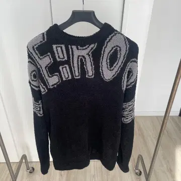 Re:room 블랙 로고 니트 스웨터