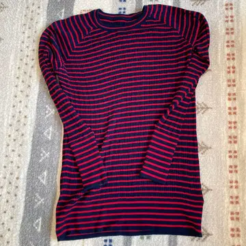 서울리 네이비와 빨간색 스트라이프 긴팔 티셔츠 M 사이즈 미사용에 가까움
