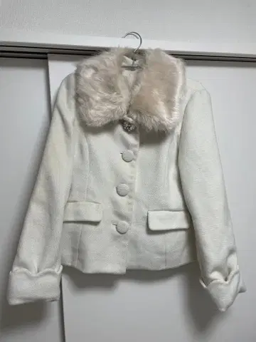 화이트 퍼 자켓