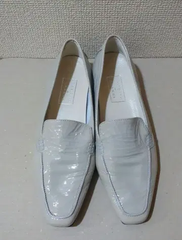 요시토 데 오란제 에나멜 플랫슈즈