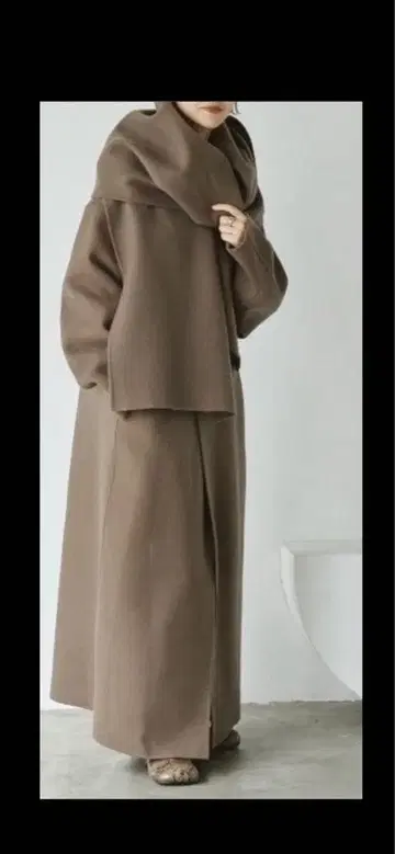 브라운 머플러 포함 롱 코트 38