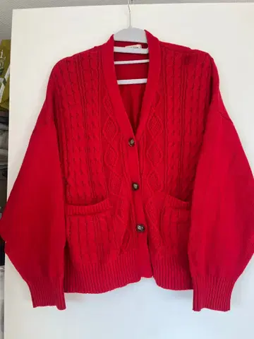 빨간색 케이블 짜임 긴팔 가디건
