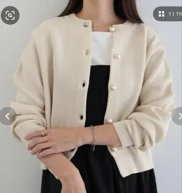 아이보리 니트 가디건 펄 버튼 포함